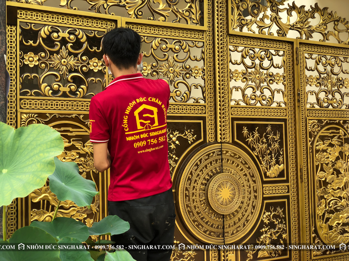 singharat thi công cổng nhôm đúc 4 cánh cho gia chủ