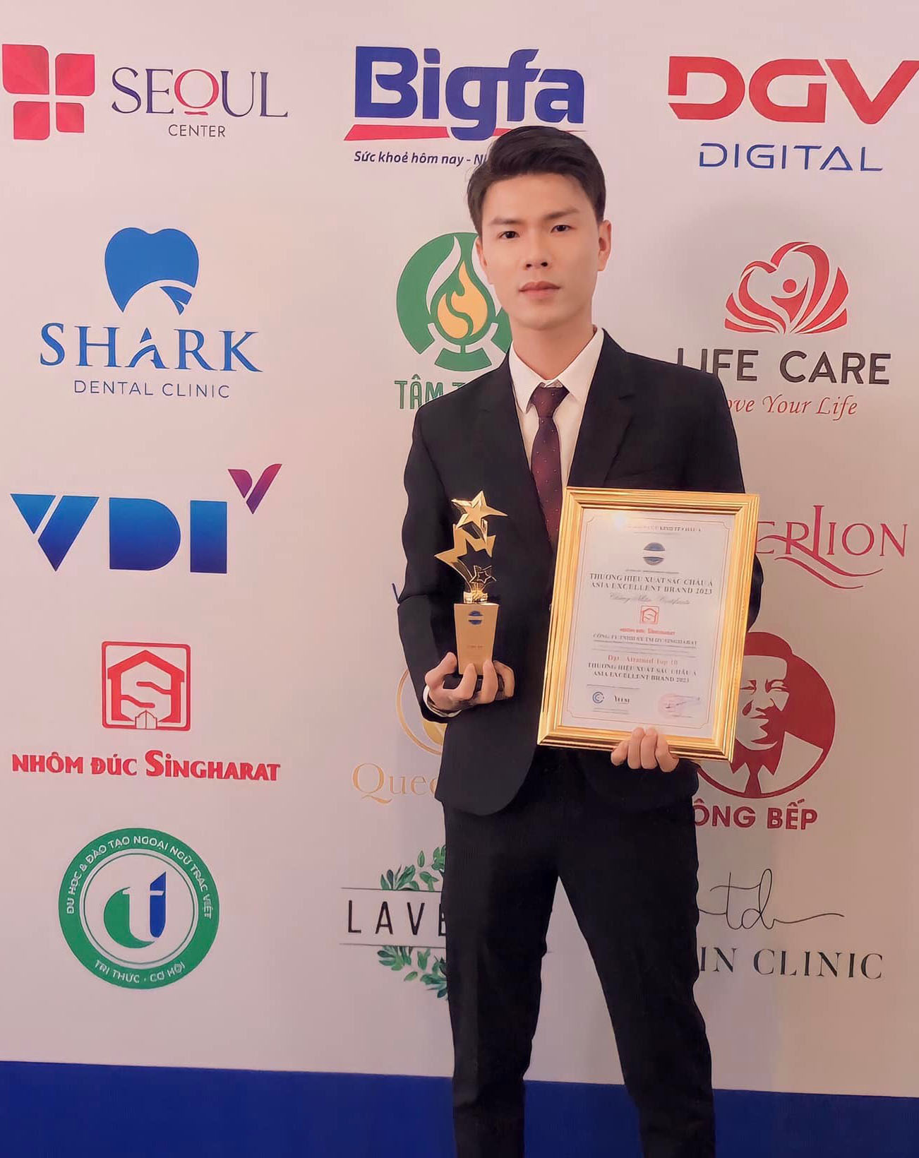 cổng nhôm đúc singharat vinh dự nhận giải thưởng doanh nhân châu á