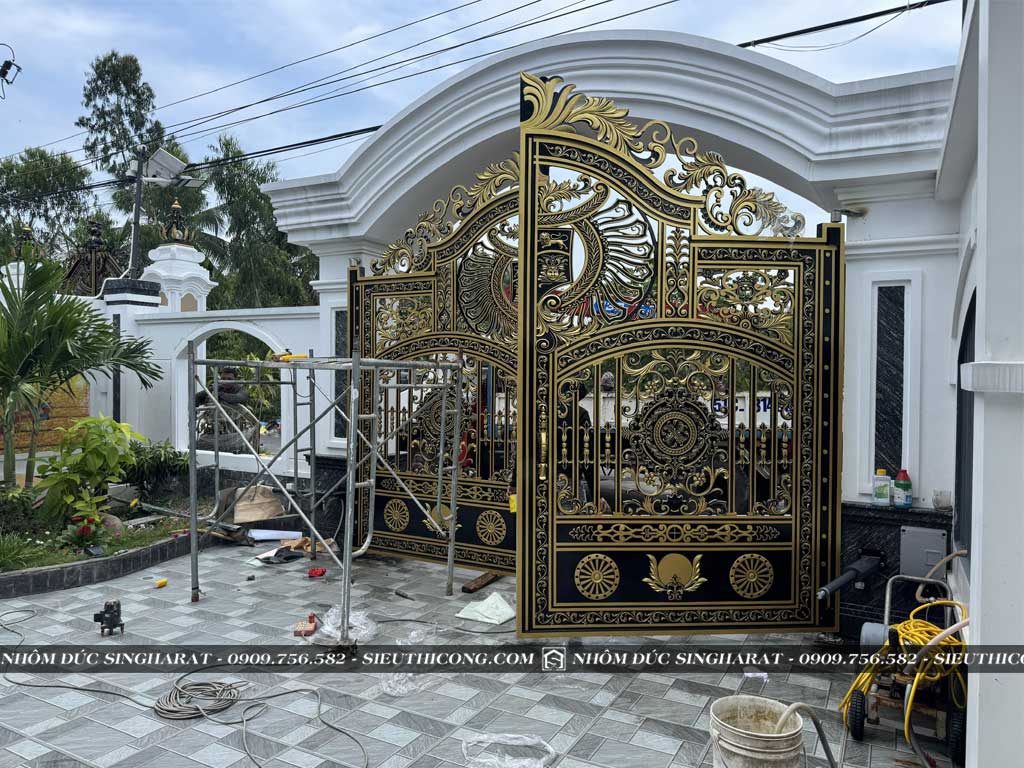 cổng nhôm đúc họa tiết hoa lá tây nhà anh linh tiền giang