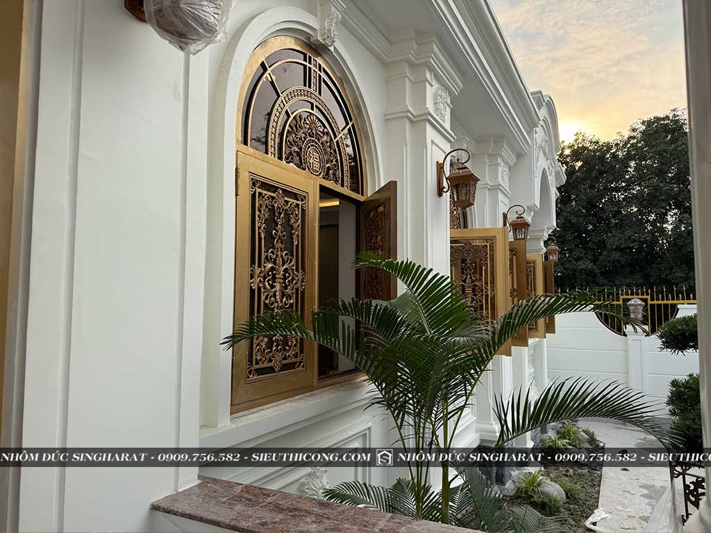 cửa sổ vòm nhôm đúc nhà chị trang bình dương