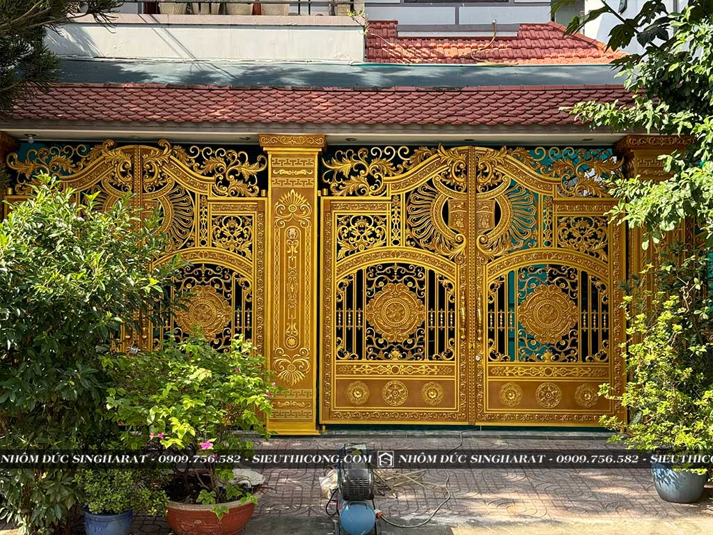 mẫu cổng nhôm đúc hoa lá cách điệu nhà cô nguyệt bình tân