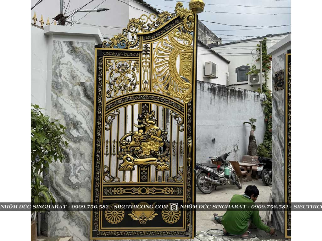 lắp đặt cổng nhôm đúc tỳ hưu cho nhà chú hiếu sóc trăng