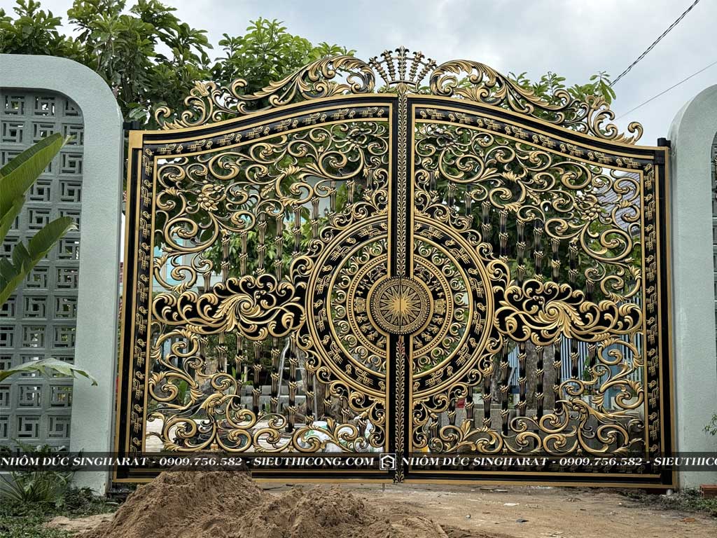 mẫu cổng hoa lá tây kết hợp trống đồng nhà anh lâm