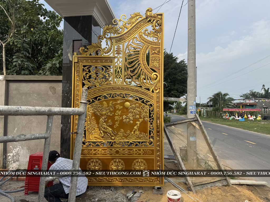 cổng nhôm đúc vạn sự như ý nhà anh cảnh long an