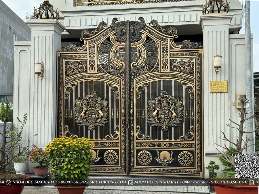 Công trình thực tế cổng nhôm đúc Buckingham Sư Mã Vương tại Singharat