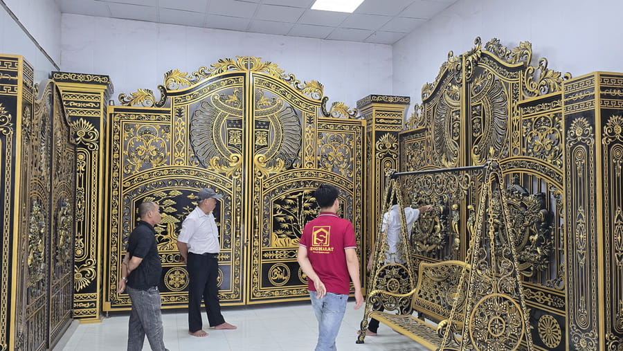 Hình ảnh thực tế khách đến showroom singharat thăm quan và chốt hợp đồng