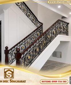 Mẫu cầu thang nhôm đúc tay vịn gỗ ct02 khung đen điểm hoa rosettes nhũ vàng phối gỗ Gõ Đỏ Singharat