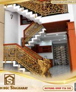 Mẫu cầu thang nhôm đúc linh vật ct21 trụ đề ba sư tử có cánh nhũ vàng tay vịn gỗ Singharat