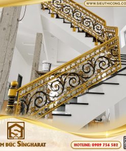 Mẫu cầu thang nhôm đúc sơn đen nhũ vàng ct41 tay vịn nhôm đồng bộ trụ tròn quả cầu vàng Singharat