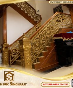 Mẫu cầu thang nhôm đúc nhũ vàng ct07 phủ vàng toàn phần trụ vuông lớn biệt thự nội thất gỗ Singharat